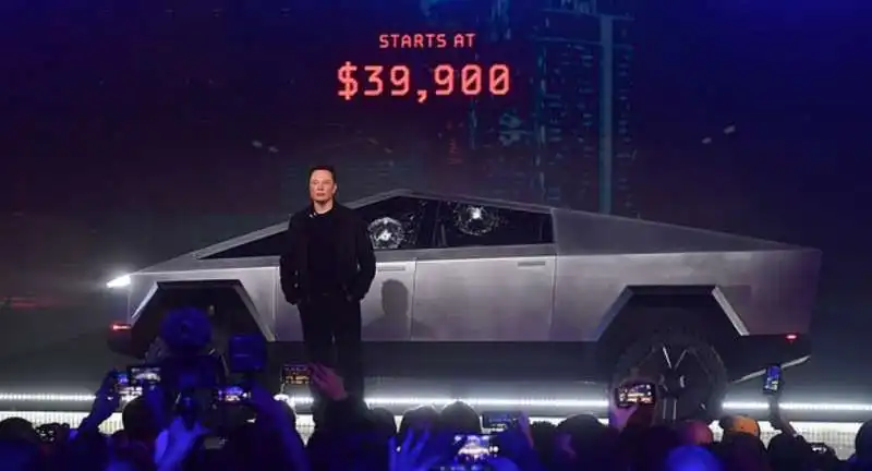 figuraccia di elon musk alla presentazione della tesla cybertruck 1