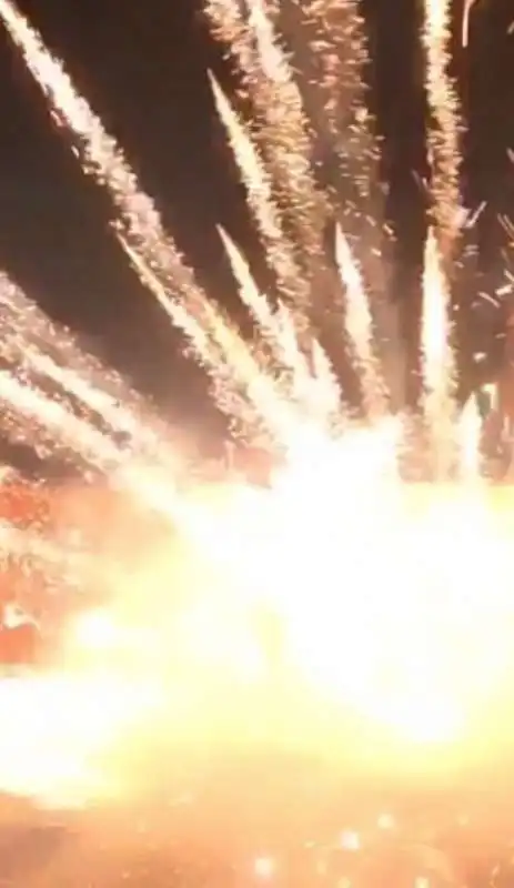 fuoco d'artificio tra le chiappe 1