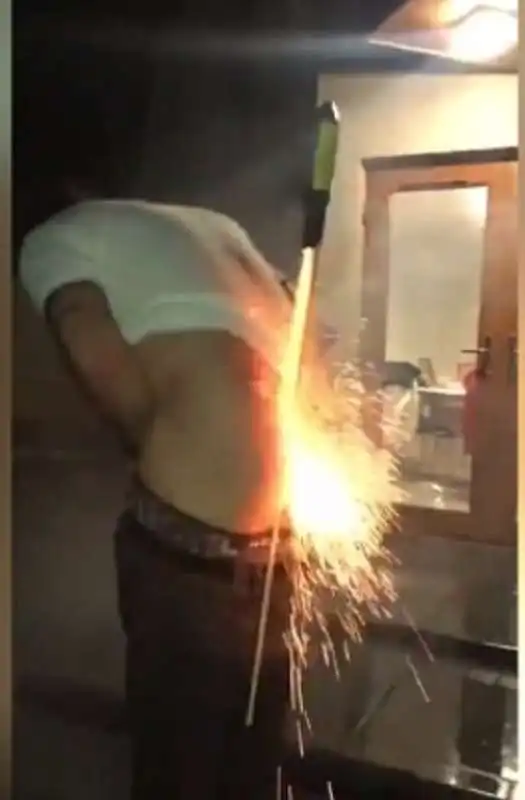 fuoco d'artificio tra le chiappe 3