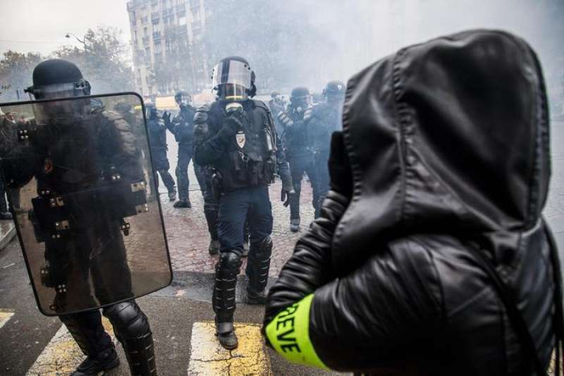 GILET GIALLI - SCONTRI IN STRADA A PARIGI