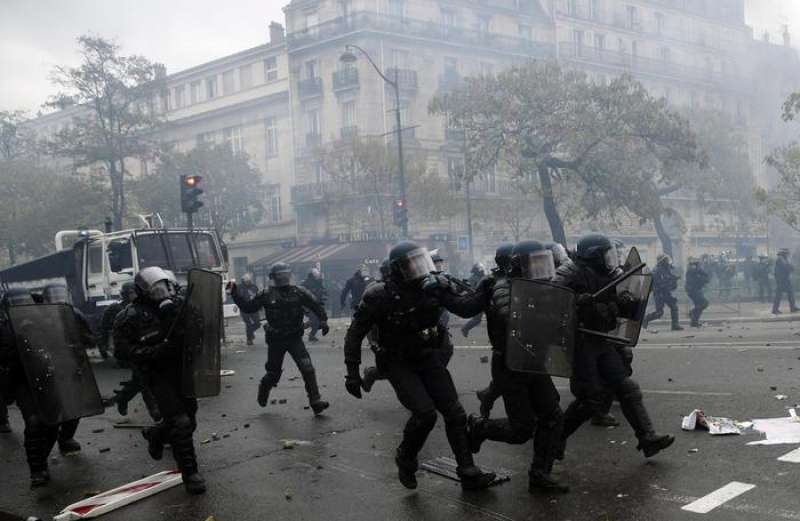 GILET GIALLI - SCONTRI IN STRADA A PARIGI