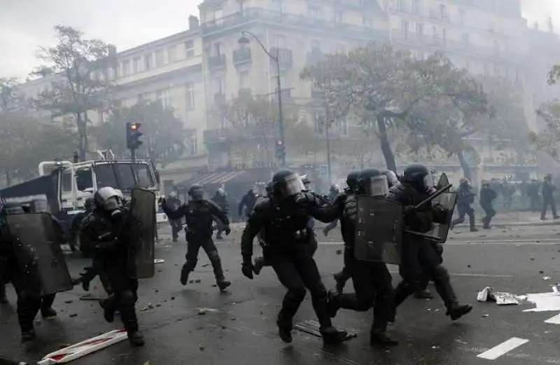 GILET GIALLI - SCONTRI IN STRADA A PARIGI 