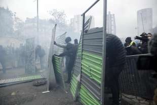 GILET GIALLI - SCONTRI IN STRADA A PARIGI