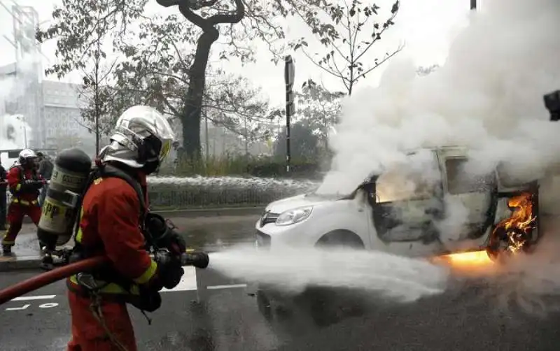 GILET GIALLI - SCONTRI IN STRADA A PARIGI 