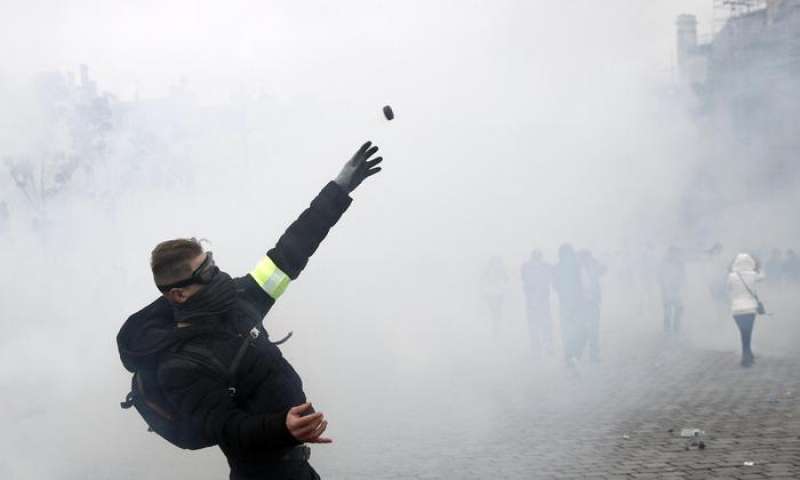 GILET GIALLI - SCONTRI IN STRADA A PARIGI