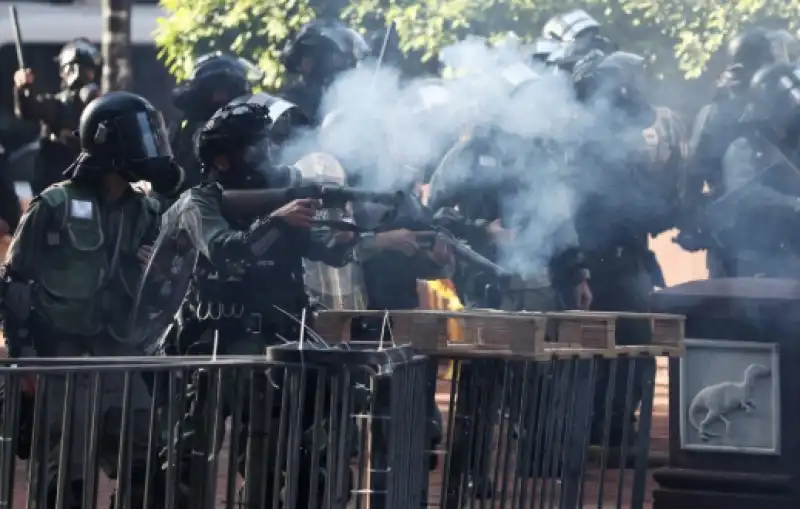 hong kong battaglia polizia studenti 2