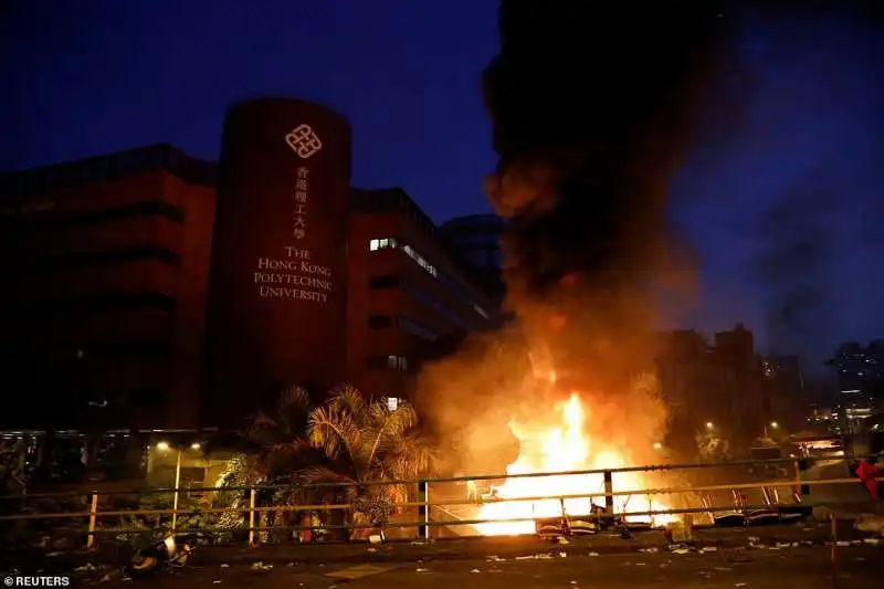 hong kong battaglia polizia studenti 34