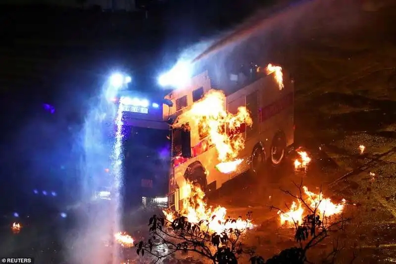 hong kong battaglia polizia studenti 7