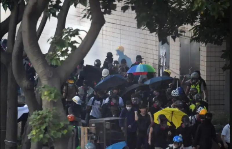 hong kong battaglia polizia studenti 8