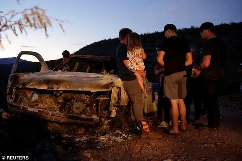 i familiari dei lebaron sul luogo della strage