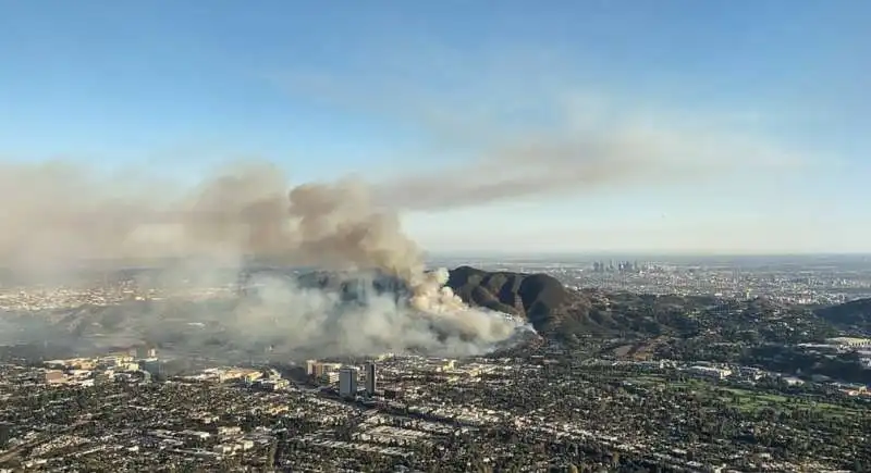 incendio nella zona degli studios della warner bros a los angeles 11