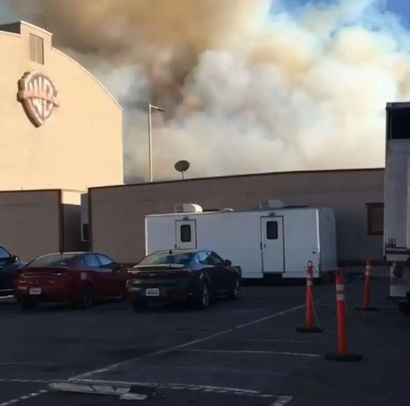 incendio nella zona degli studios della warner bros a los angeles 12