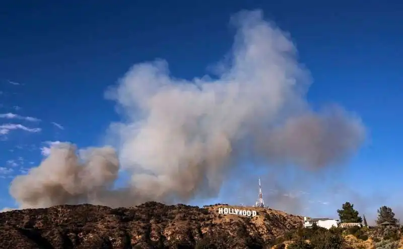 incendio nella zona degli studios della warner bros a los angeles 6