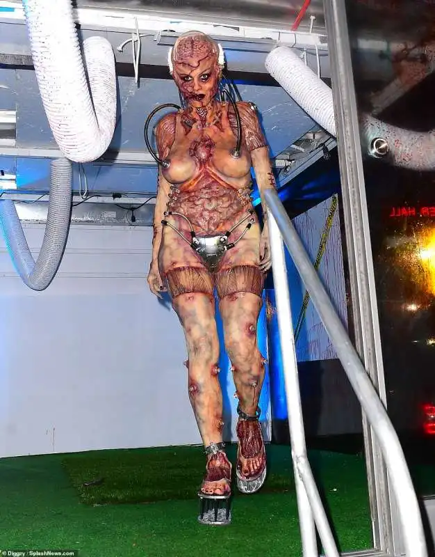 l'epico travestimento di heidi klum per halloween 2019 5