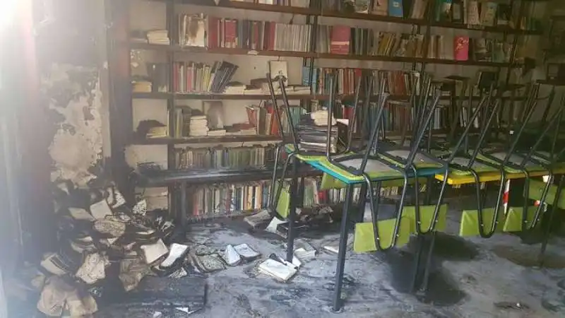 l'incendio del 25 aprile alla libreria la pecora elettrica di roma