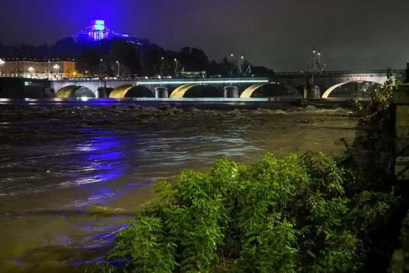 la piena del fiume po a torino