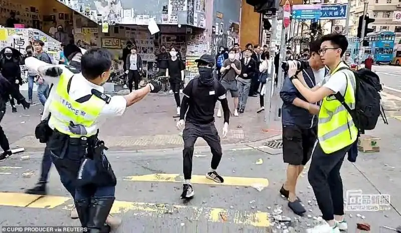 la polizia spara a hong kong