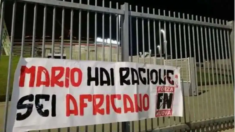 LO STRISCIONE DI FORZA NUOVA CONTRO MARIO BALOTELLI