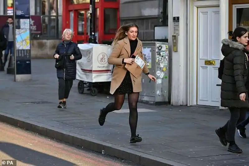 londra, gente in fuga dal london bridge