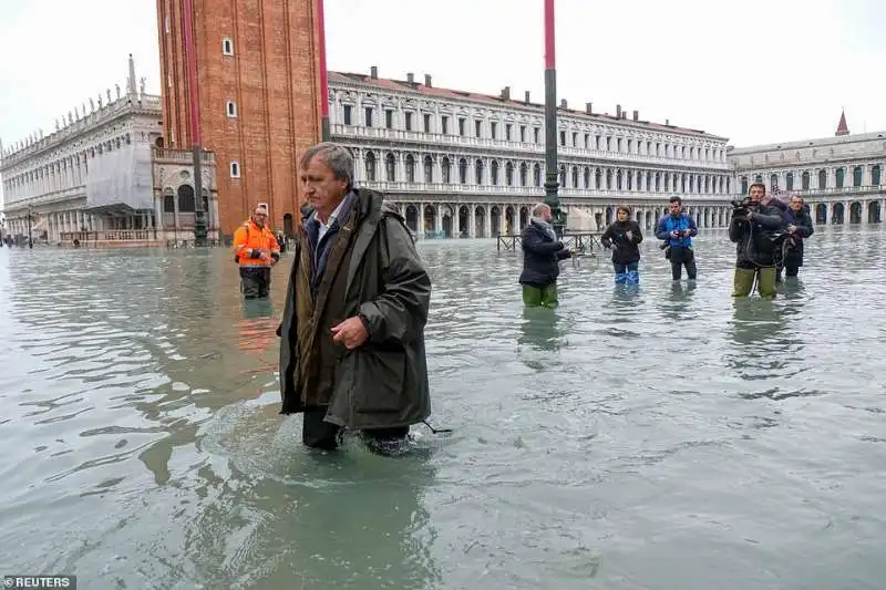 luigi brugnaro cammina nell acqua alta