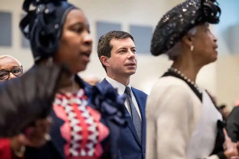 pete buttigieg in south carolina a una messa tra i neri