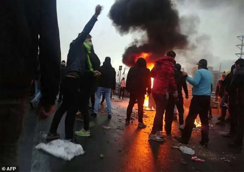 proteste in iran contro il caro prezzi  2