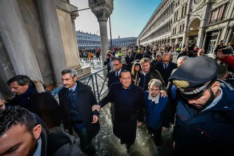 silvio berlusconi a venezia dopo la marea con brunetta e brugnaro