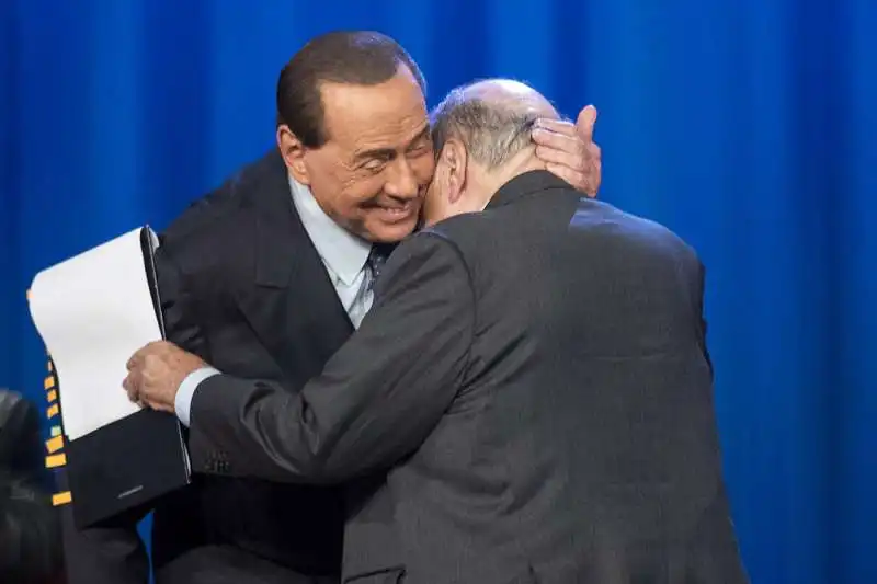 silvio berlusconi abbraccia maurizio costanzo