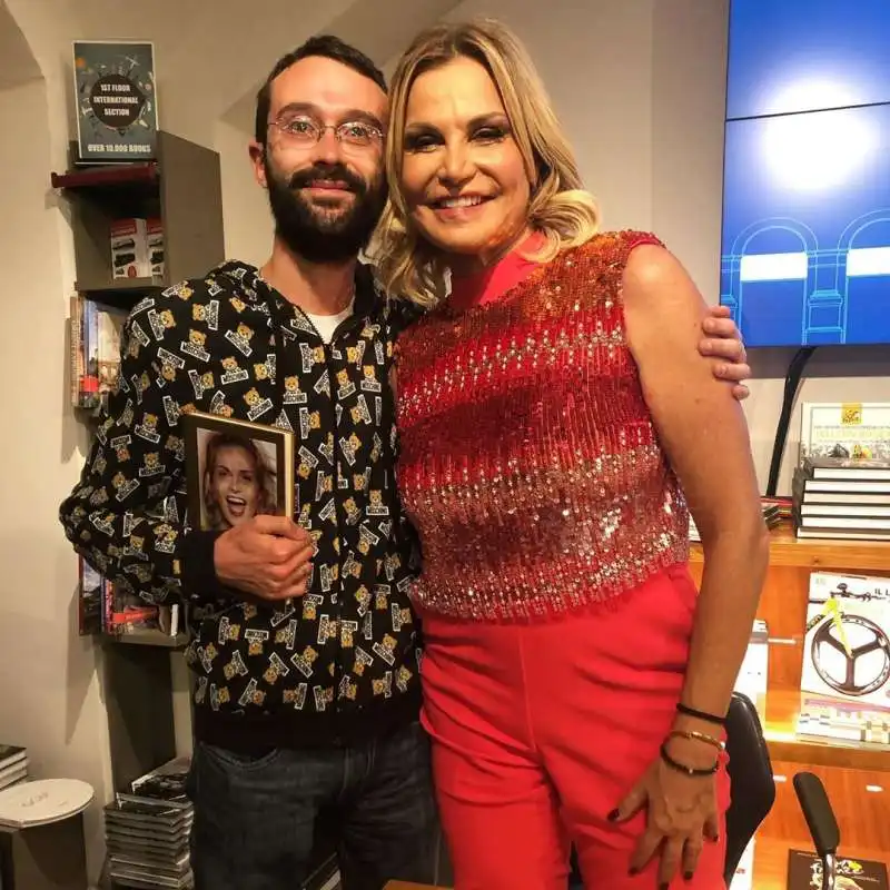 SIMONA VENTURA SELFIE COI FAN