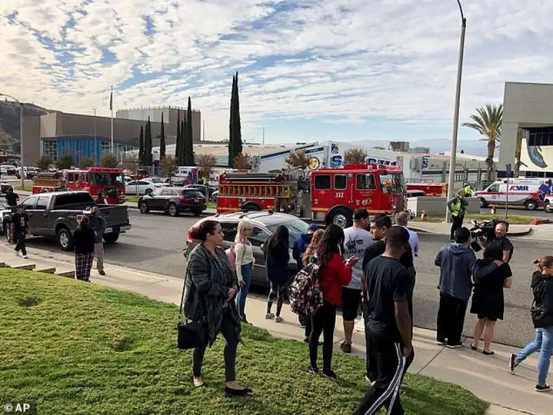 sparatoria in un liceo di santa clarita, in california 6