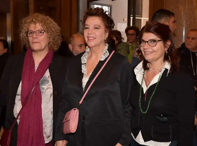 stefania sandrelli con le sorelle paola e silvia scola  foto di bacco