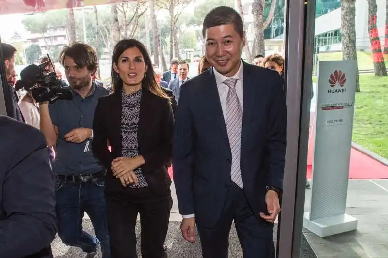 thomas miao con virginia raggi all'inaugurazione del nuovo ufficio huawei di roma 3