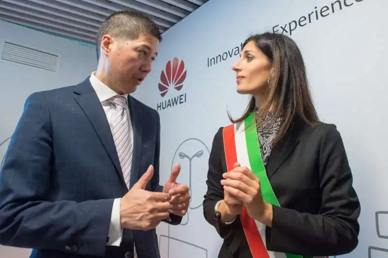 thomas miao con virginia raggi all'inaugurazione del nuovo ufficio huawei di roma 6