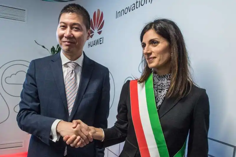 thomas miao con virginia raggi all'inaugurazione del nuovo ufficio huawei di roma 5