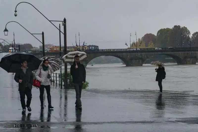 torino, il fiume po in zona murazzi