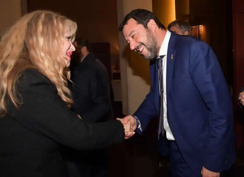 valeria licastro saluta matteo salvini  foto di bacco