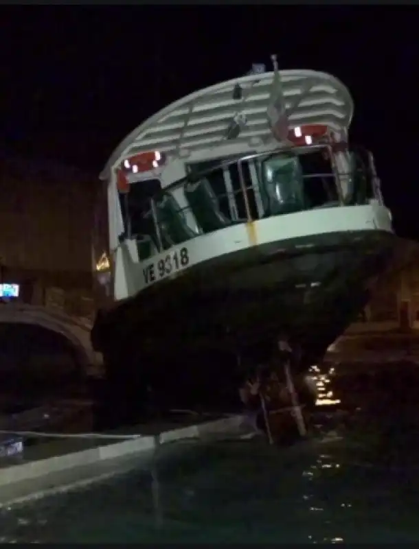 venezia   acqua alta e maltempo 2