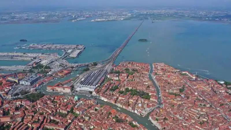 venezia, il ponte della liberta' e mestre