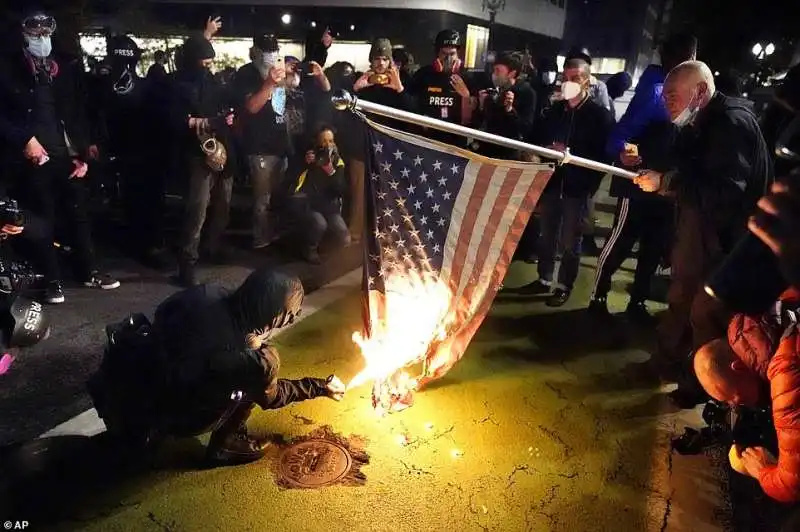 a seattle si brucia la bandiera americana 