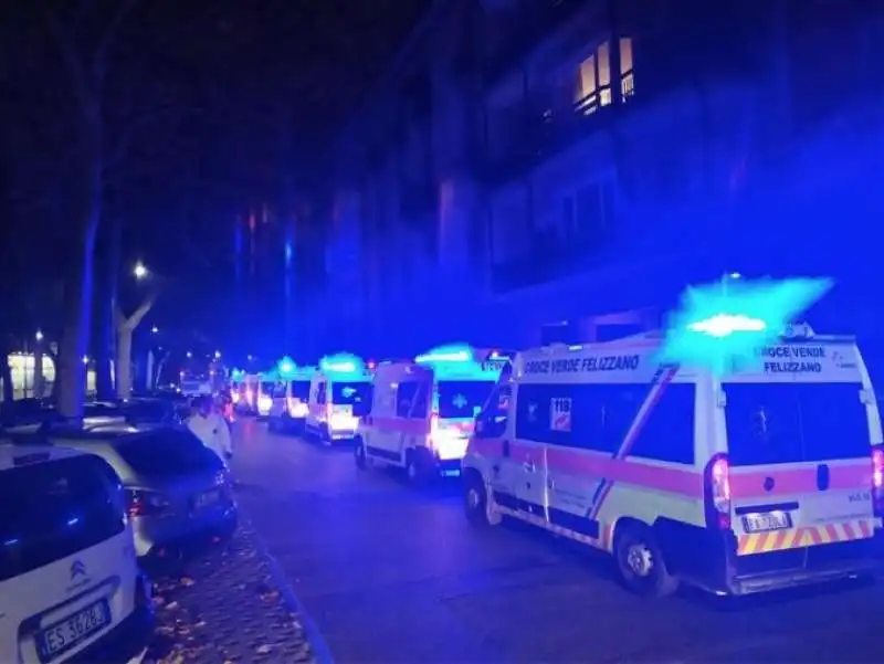 ambulanze in coda a torino per trasportare pazienti covid