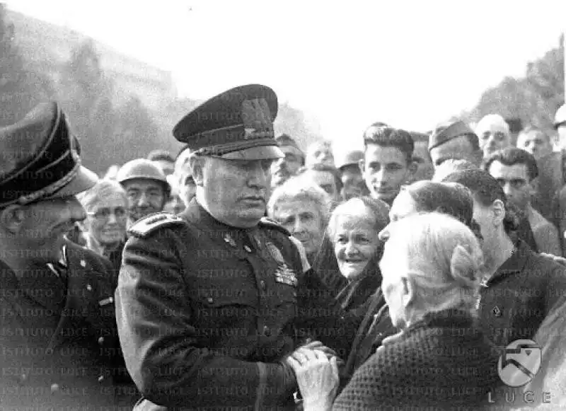 benito mussolini circondato da anziane signore 