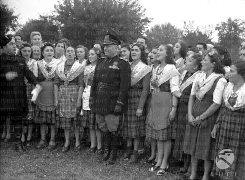 benito mussolini circondato da ragazze 