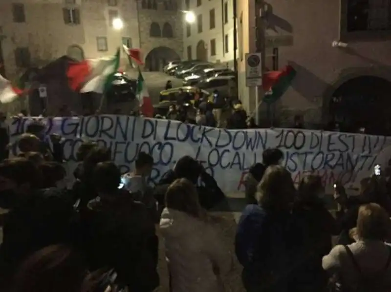 BERGAMO - PROTESTA SOTTO CASA DI GIORGIO GORI PER LE MISURE RESTRITTIVE DEL DPCM  