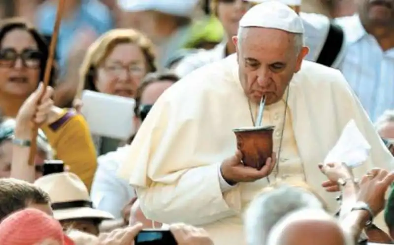 bergoglio beve il mate 1