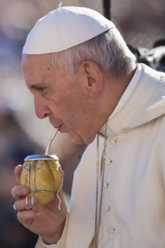 bergoglio beve il mate