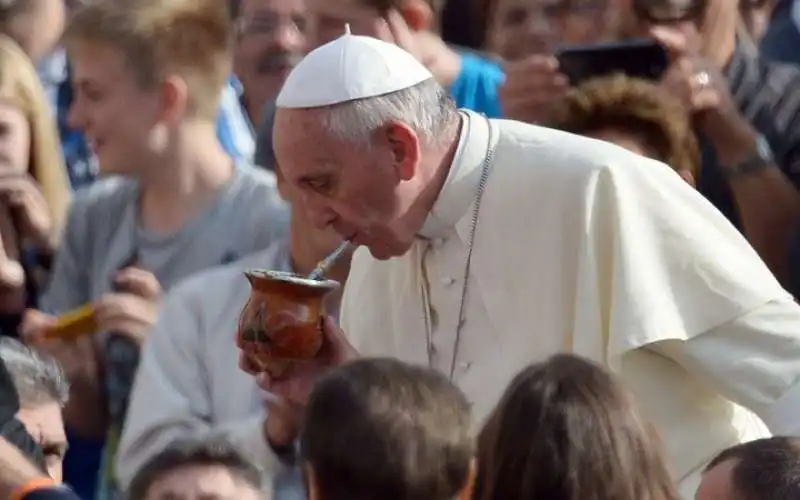 bergoglio beve il mate 2