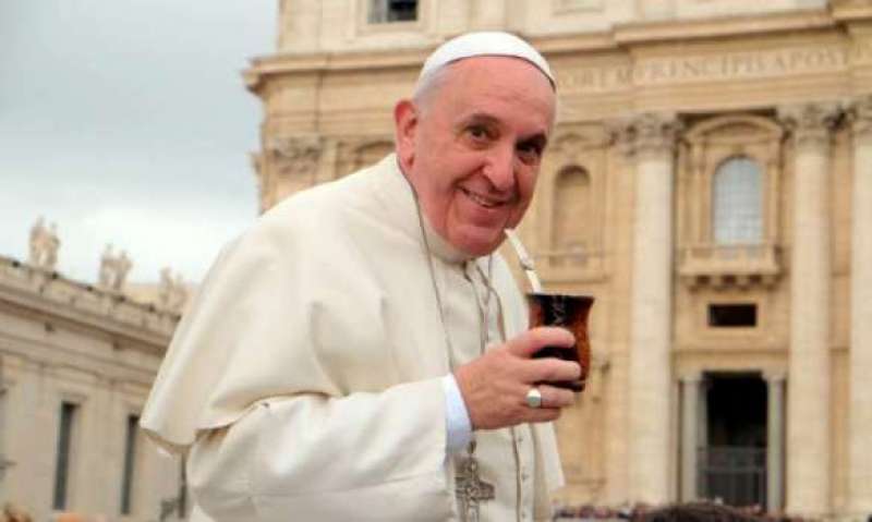 bergoglio beve il mate 4