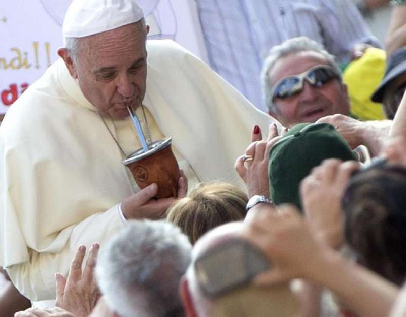 bergoglio beve il mate 5