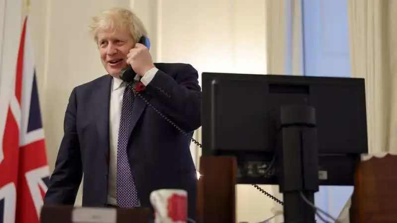 BORIS JOHNSON SI CONVINCE A CHIAMARE JOE BIDEN 