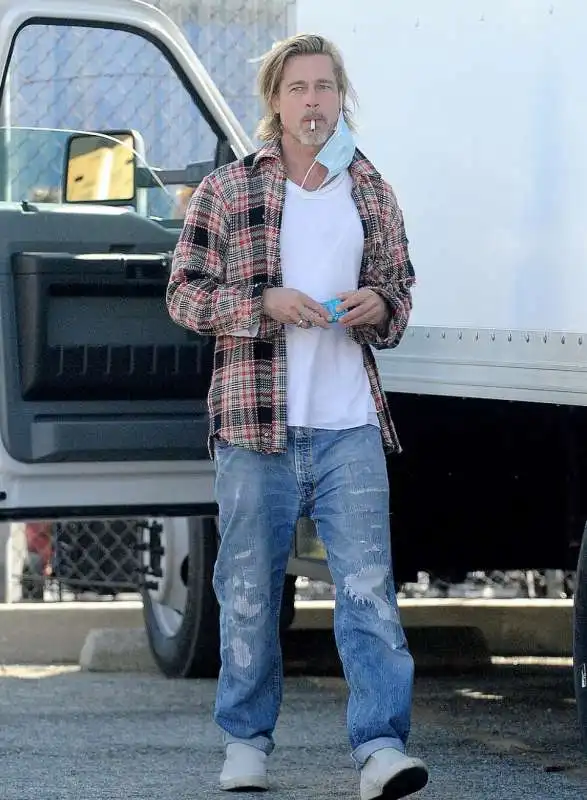 brad pitt consegna pacchi a los angeles 4